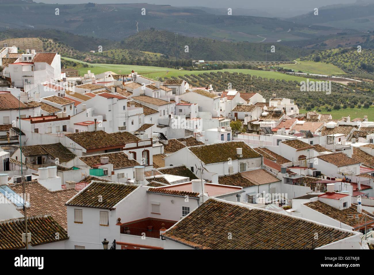 Olvera mit Landschaft. Andalusien Stockfoto