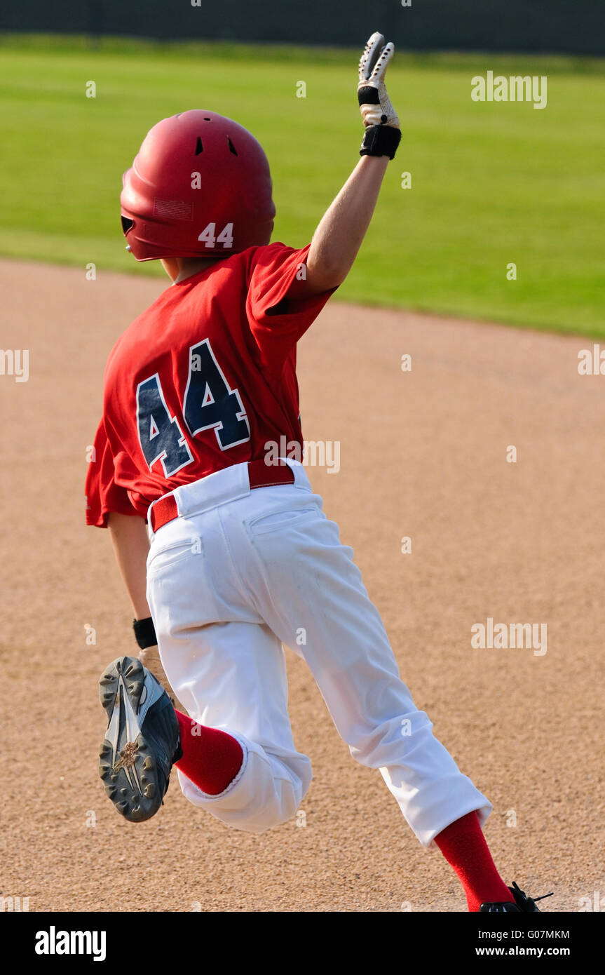 Little League Spieler laufen Basen. Stockfoto