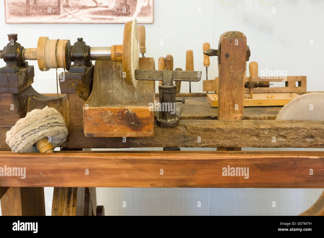 die alte hölzerne Maschine für die Verarbeitung von Bernstein Stockfoto