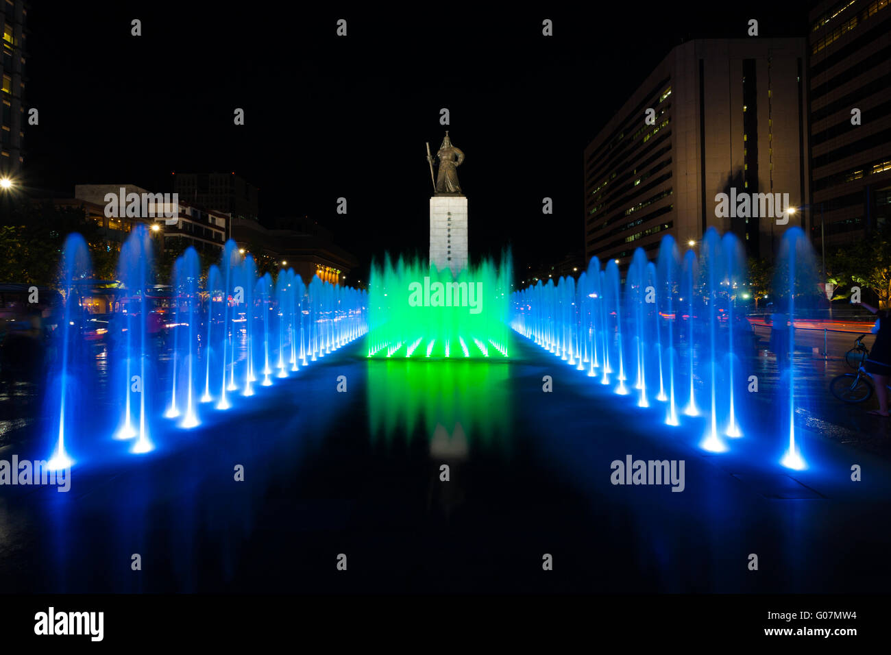 König Sae Jong Dae Statue Nacht Brunnen zentriert Stockfoto