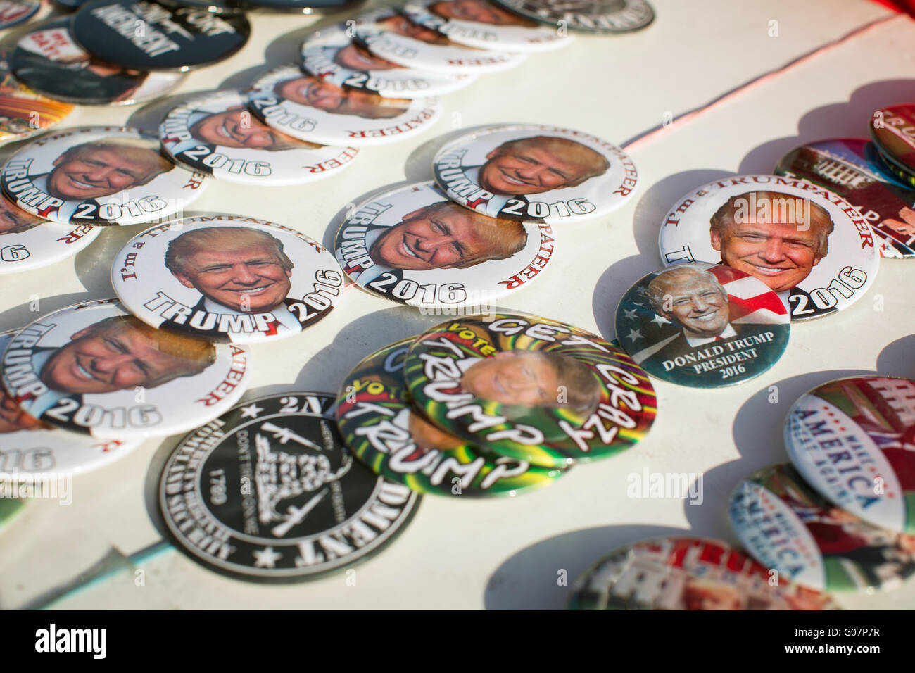 Donald Trump für Präsidenten Kampagne Abzeichen zum Verkauf an einer Kundgebung in Kalifornien. Stockfoto