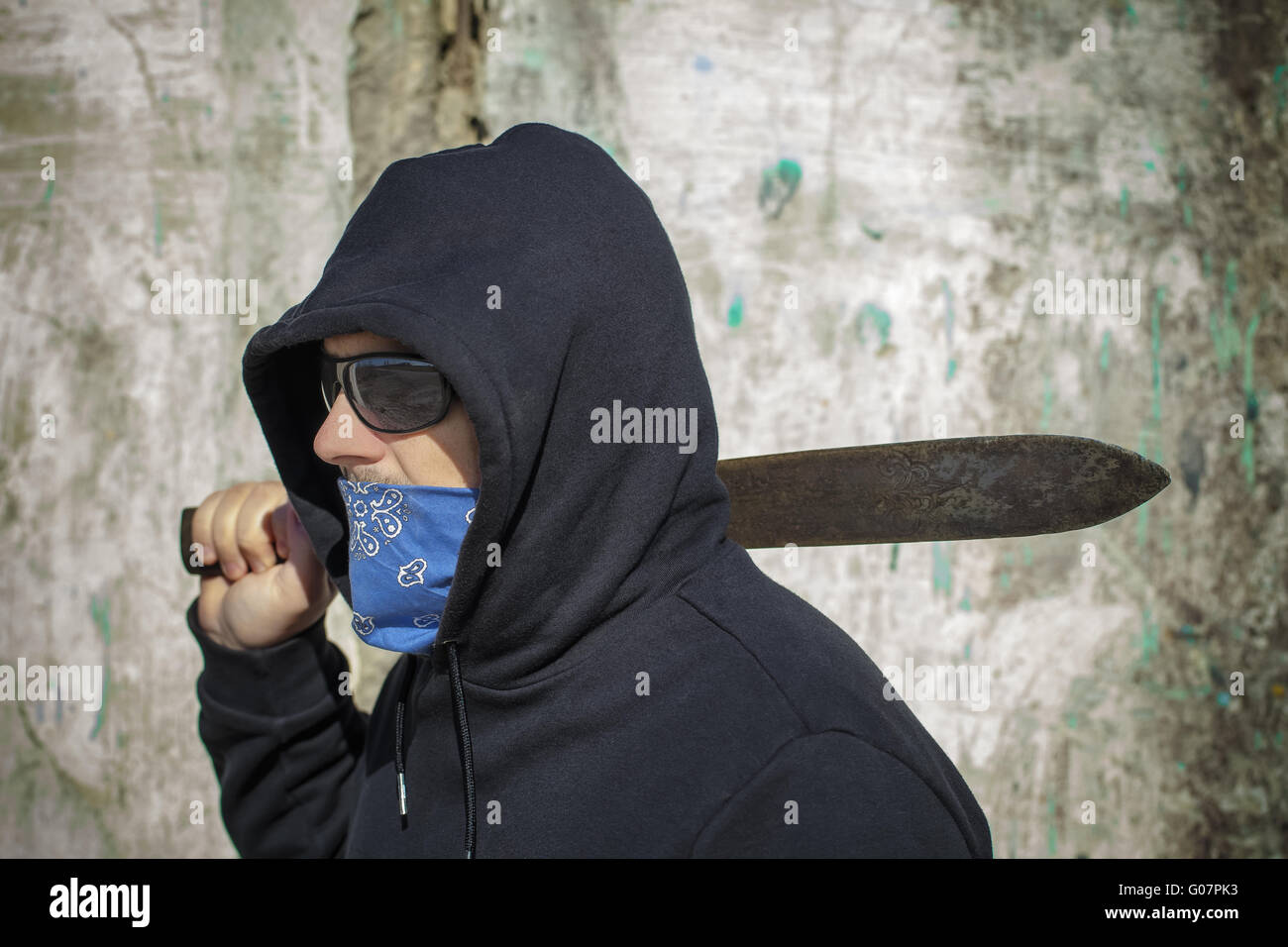 Mann mit einer Machete auf Schulter auf eine Wand staatlich Stockfoto