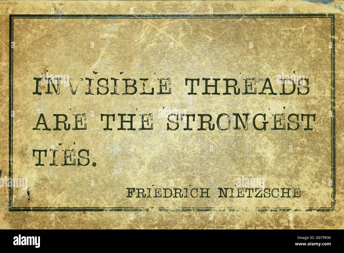 Unsichtbare Fäden sind die stärksten Verbindungen - Alter deutsche Philosoph Friedrich Nietzsche-Zitat auf Grunge Vintage Cardbo gedruckt Stockfoto