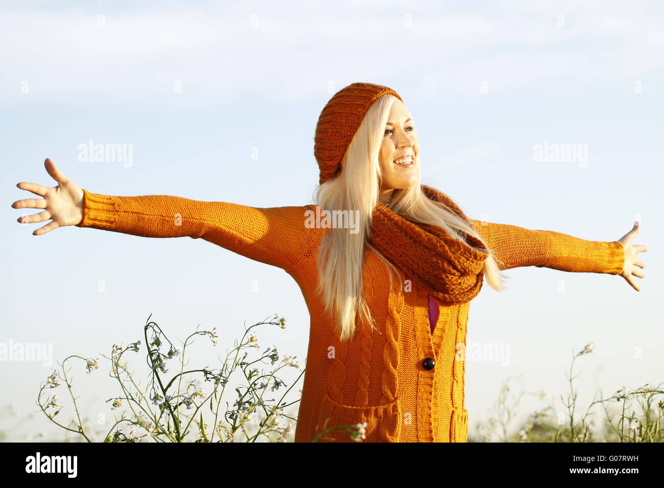 Hübsche blonde Frau lächelnd in natürlichen environtment Stockfoto