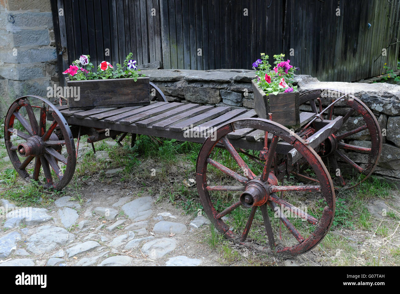 Blumenkästen auf dem Wagen Stockfoto