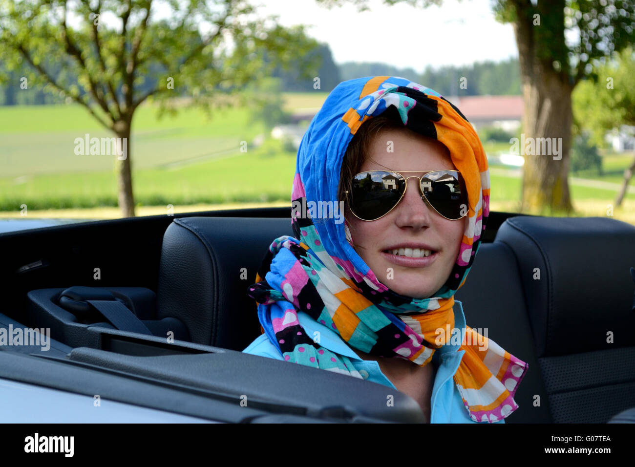 Woman scarf cabriolet -Fotos und -Bildmaterial in hoher Auflösung – Alamy