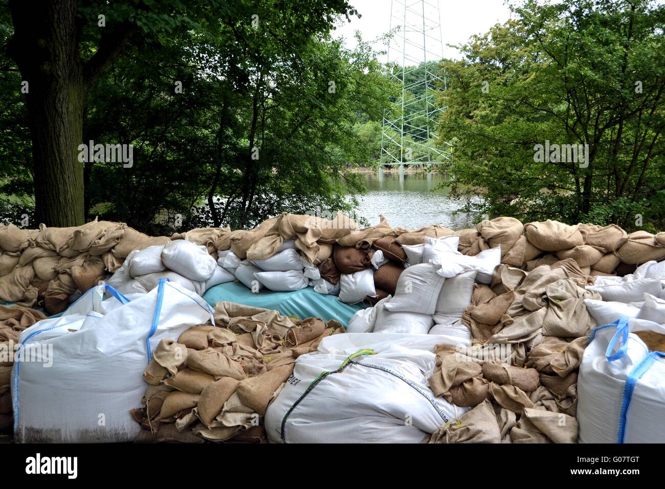 Sandsäcke zum Schutz vor Hochwasser in Magdeburg Stockfoto