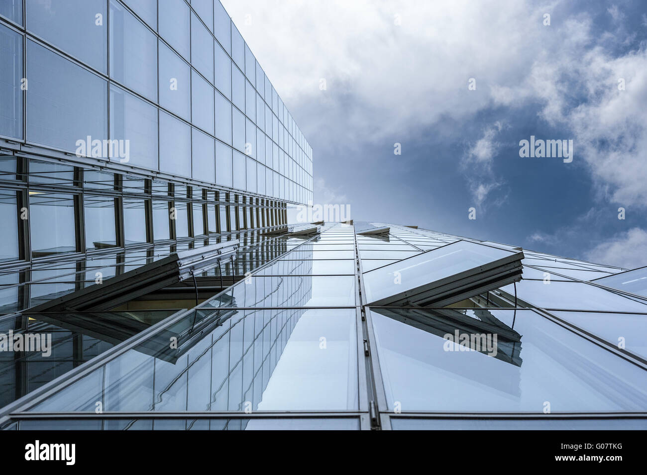 Glasfront eines Wolkenkratzers in der Unteransicht Stockfoto