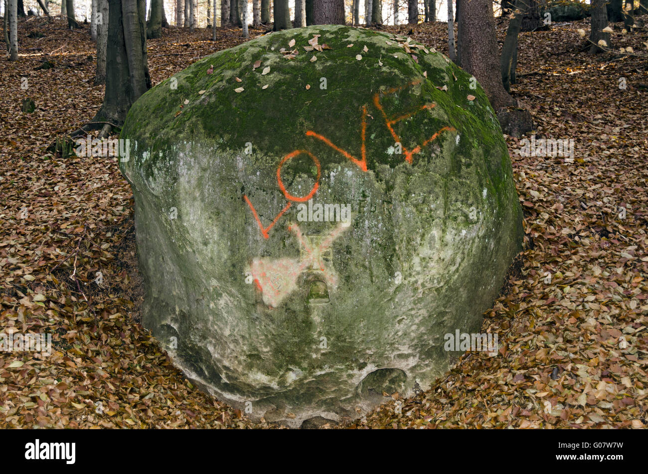 einzelne kugelige Rock im Wald mit der Aufschrift Liebe Stockfoto