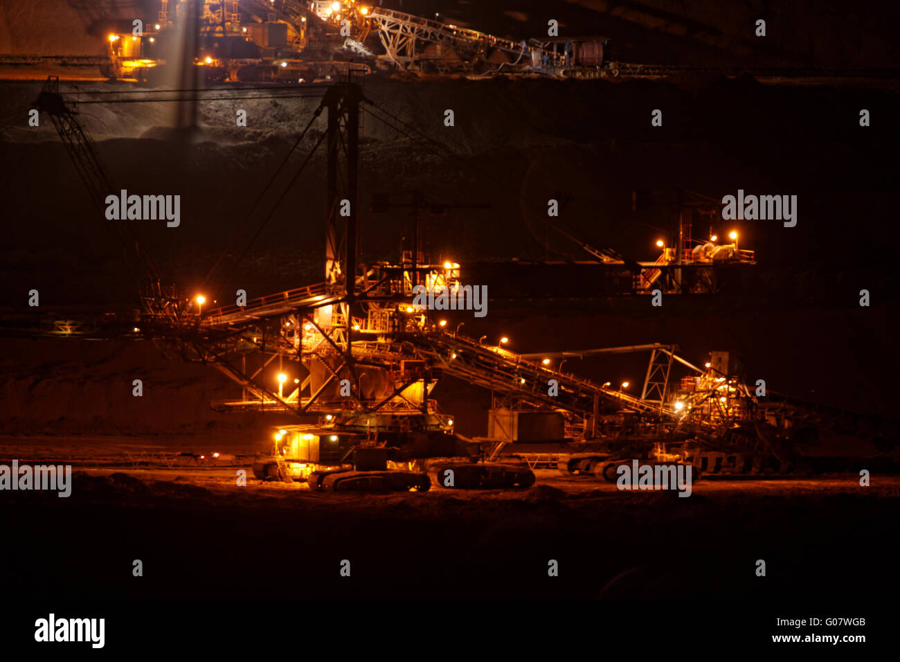 Kohlebergbau im Tagebau mit riesigen Industriemaschine bei Nacht-Shooting Stockfoto