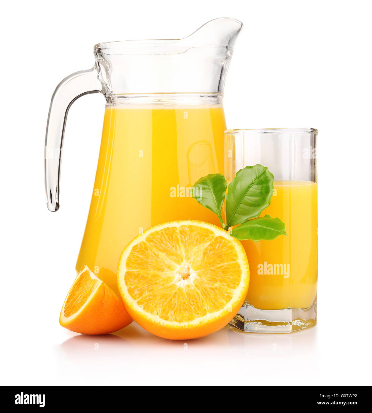 Krug, Glas Orangensaft und orange Früchte mit grünen Blätter isoliert Stockfoto