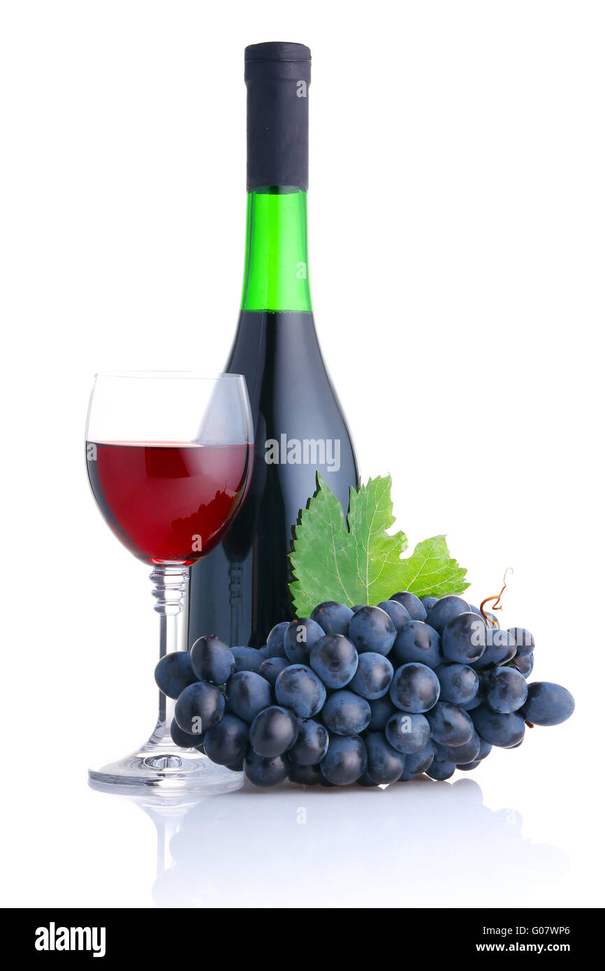 Flasche und Glas Rotwein mit Trauben Niederlassung isoliert Stockfoto
