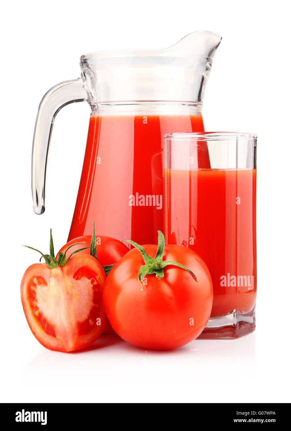 Krug und Glas Tomatensaft mit Früchten isoliert Stockfoto