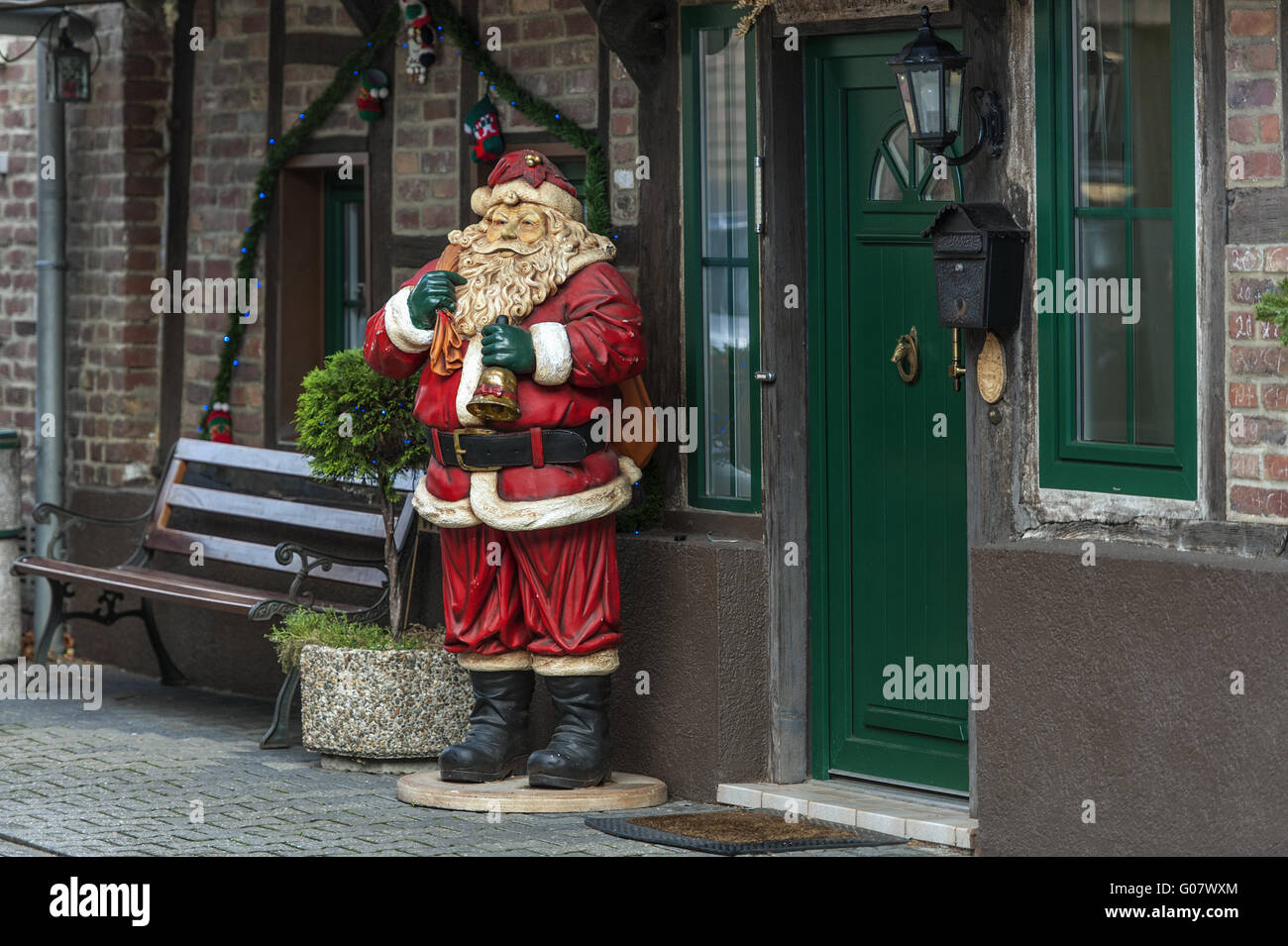 ein Weihnachtsmann steht neben dem Eingang eine res Stockfoto