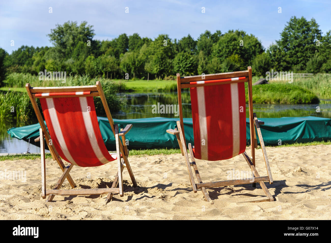 2 Liegestühle am Strand der Spree Stockfoto