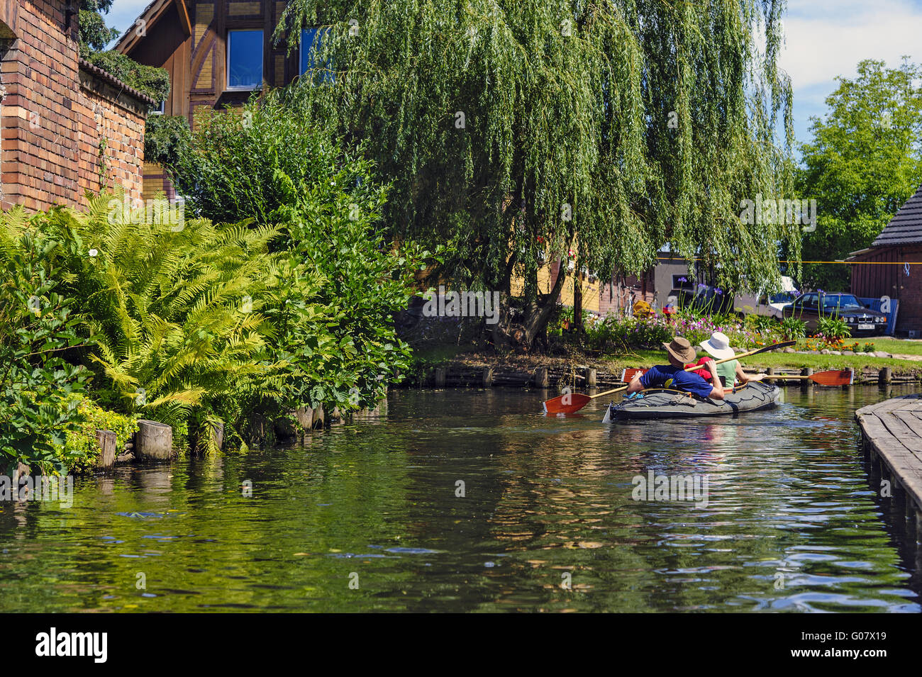 Tretboot mit 2 Personen im Spreewald Dorf Stockfoto