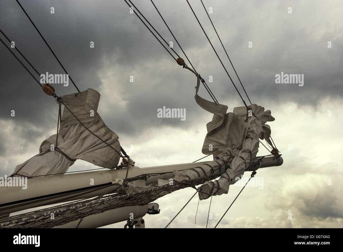Bugspriet mit gesammelten Fock Segel eines Segelschiffs Stockfoto