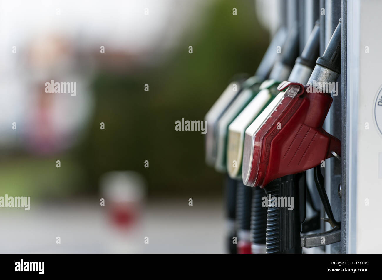 Zapfsäule mit Pumpenstutzen an einer Tankstelle Stockfoto