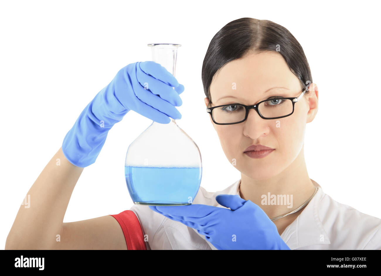 Durchführung eines chemischen Experiments über weiße Frau Stockfoto