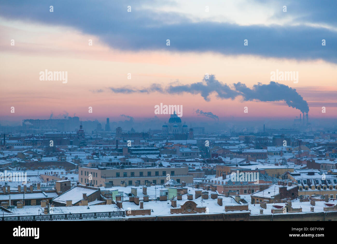 Rauch und Dampf erhitzen Kesselräumen. Blick nach Westen von St. Isaac Cathedral an einem frostigen Tag, St. Petersburg, Russland Stockfoto