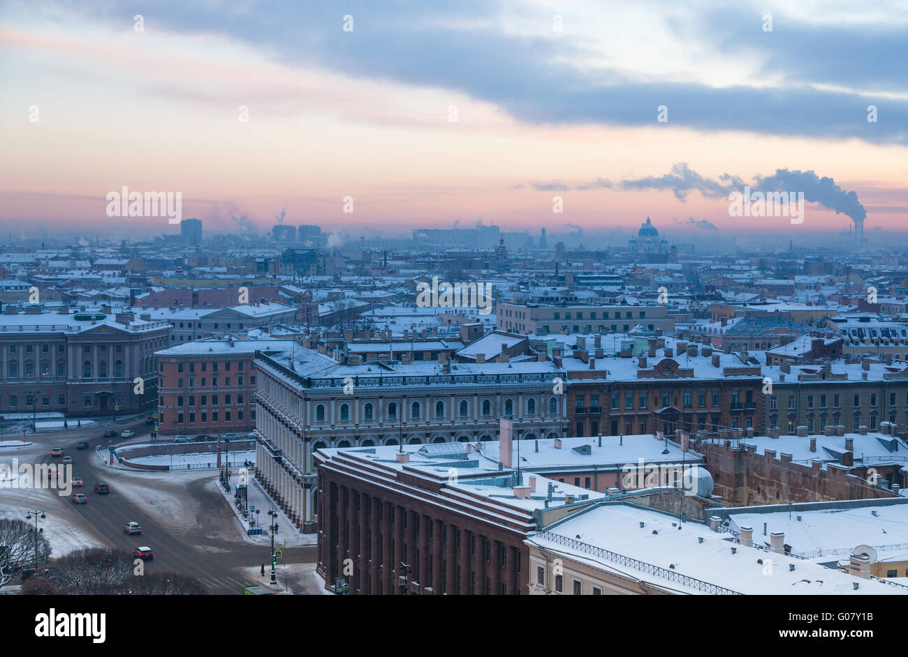 Rauch und Dampf erhitzen Kesselräumen. Blick nach Westen von St. Isaac Cathedral an einem frostigen Tag, St. Petersburg, Russland Stockfoto