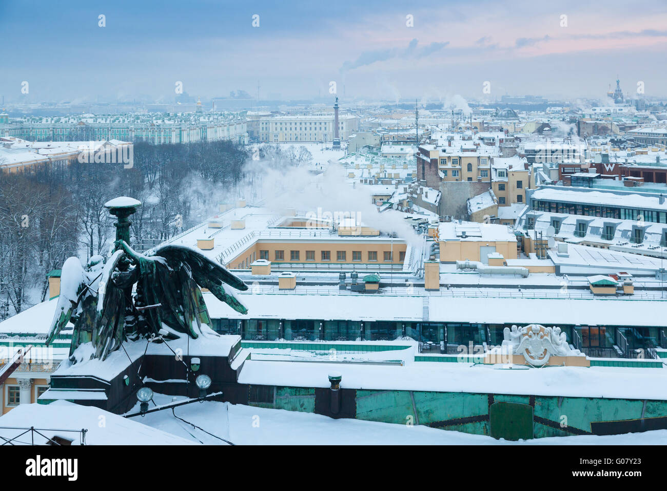 Rauch und Dampf erhitzen Kesselräumen. Blick auf den Winterpalast (Eremitage) aus St. Isaac Cathedral an einem frostigen Tag Stockfoto