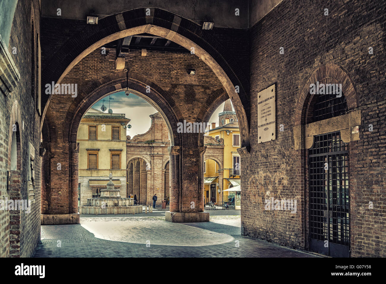 Veranden mit Bögen und Säulen in den wichtigsten Platz von Rimini in Italien Stockfoto