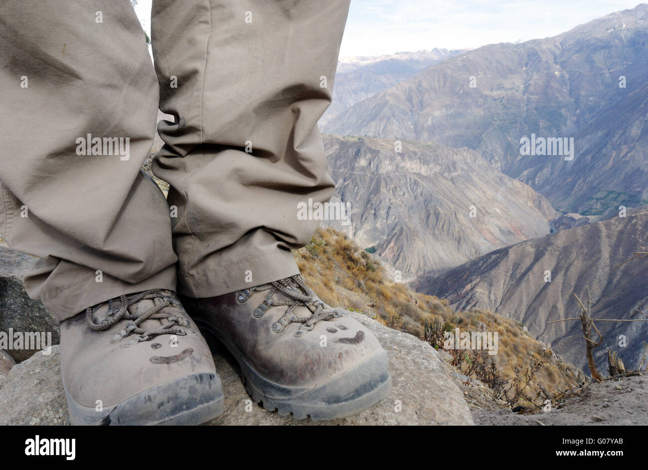 Smiley-Gesichter gezeichnet in staubigen Stiefel nach einer Wanderung von Colca Canyon in Peru Stockfoto