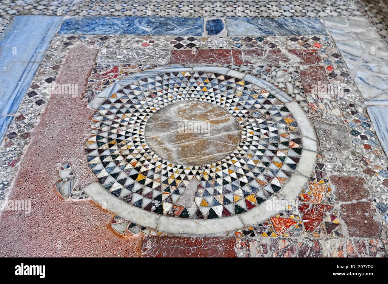 Stein-Mosaik auf dem Boden des Heiligen Nikolaus in Demre Stockfoto