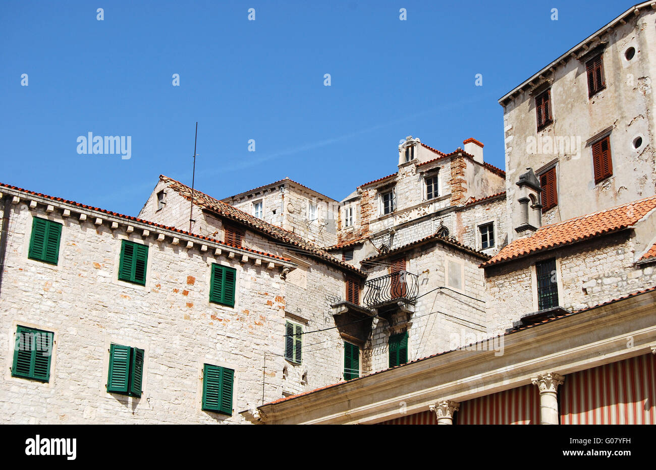 Mediterrane Stadt Altbauten in Sommertag Stockfoto