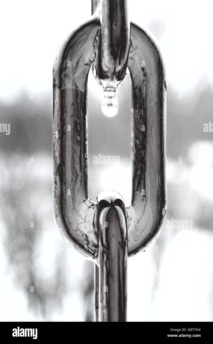 Drain-Kette mit Wassertropfen schwarz / weiß Stockfoto