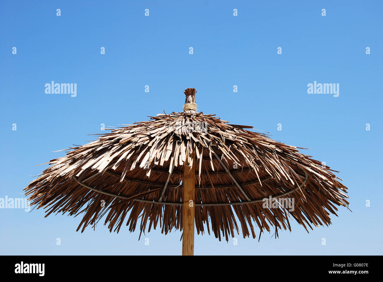 Strand Schilf Dach oben auf blauen Himmelshintergrund Stockfoto