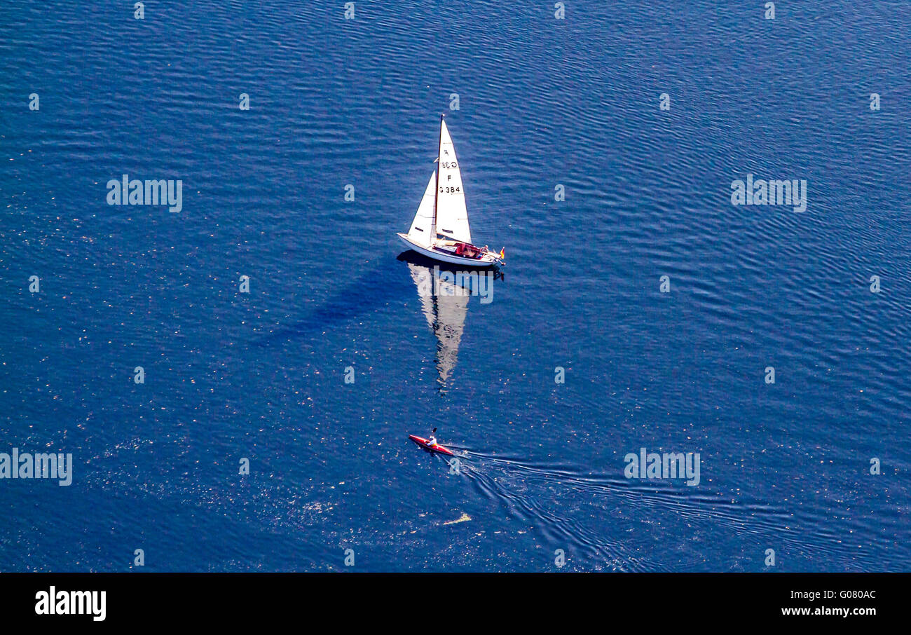 Kajütsegelboot am Baldeney See Stockfoto
