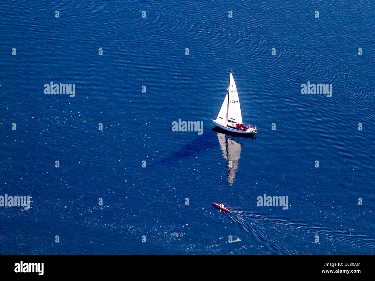 Segelschiff auf See Stockfoto