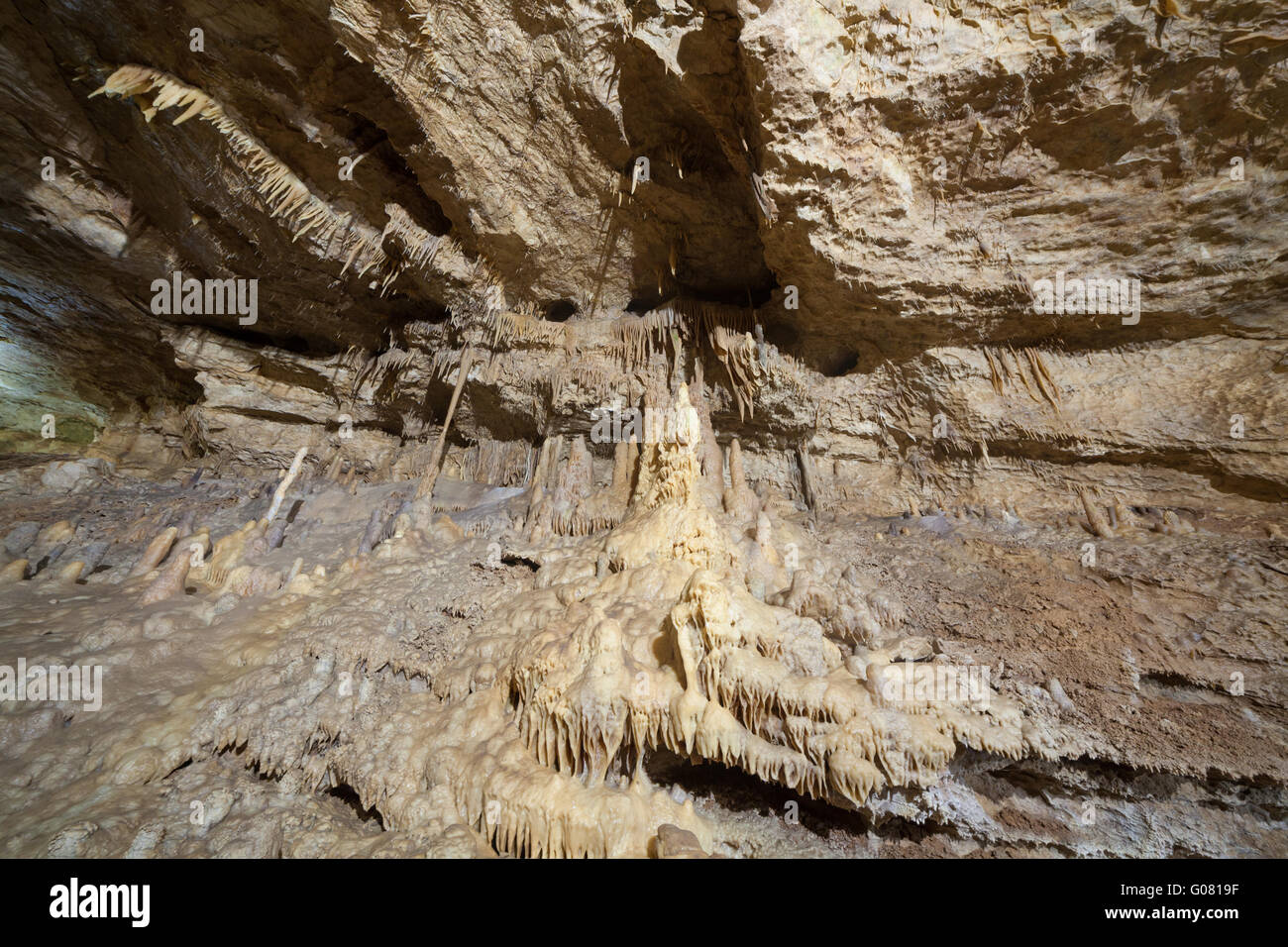 Stalaktiten und Stalagmiten an den Wänden der Höhle neue Athos Stockfoto