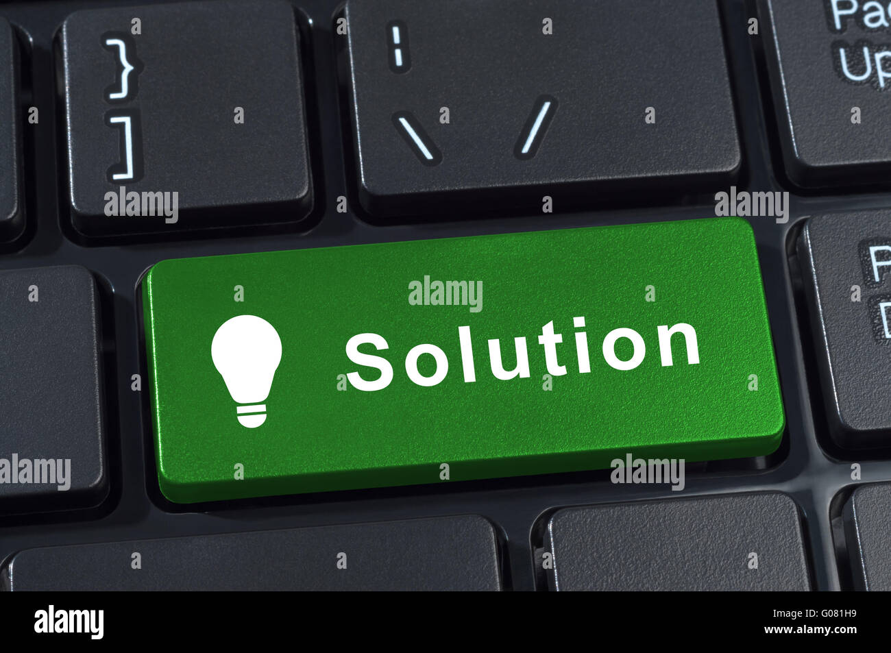 Lösungen-Taste der Computertastatur mit Symbol Glühbirne. Stockfoto