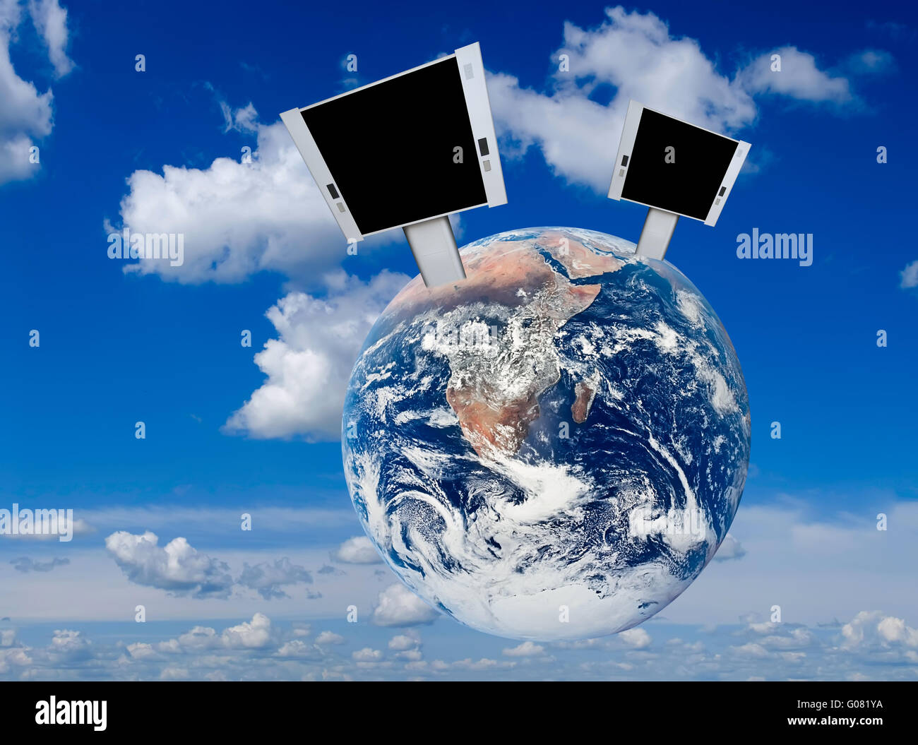 Leere Plakate auf der Erde mit blauem Himmelshintergrund Stockfoto