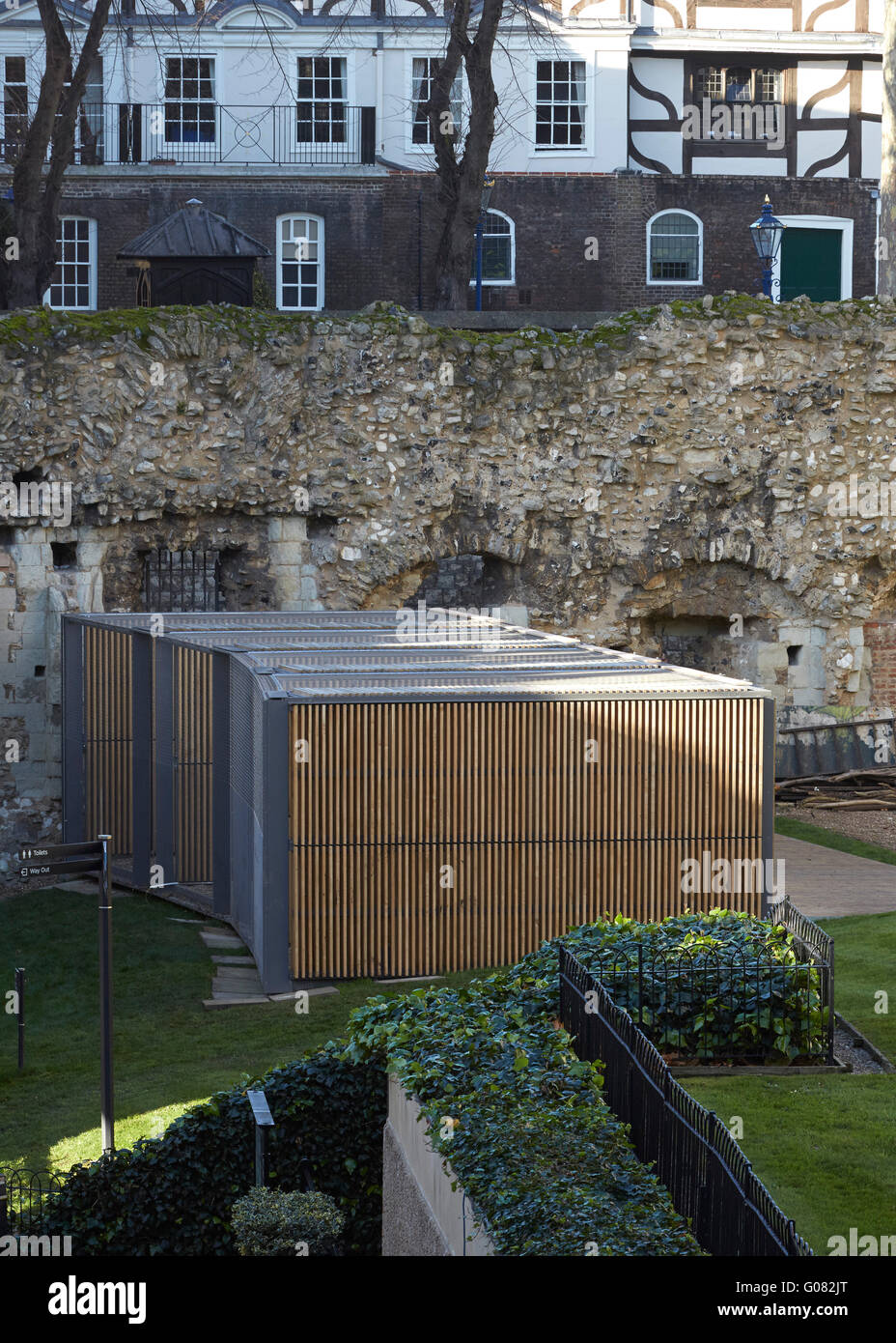 Mit Gebäude der Stadt im Hintergrund. Raben Nacht Gehäuse Tower of London, London, Vereinigtes Königreich. Architekt: Llowarch und Llowarch Architekten, 2015. Stockfoto