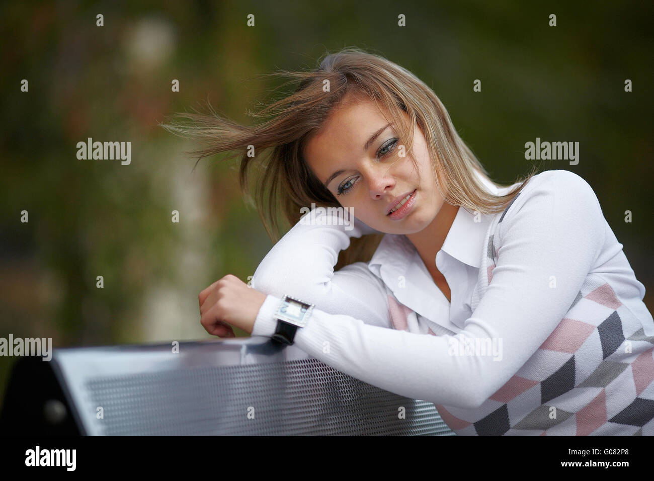 Schöne Mädchen auf der Bank sitzen Stockfoto