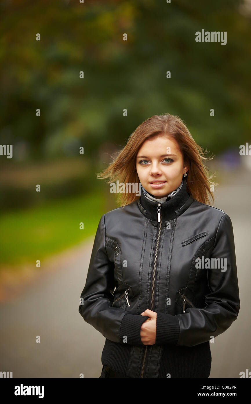 Schöne Mädchen auf Herbst Natur Stockfoto