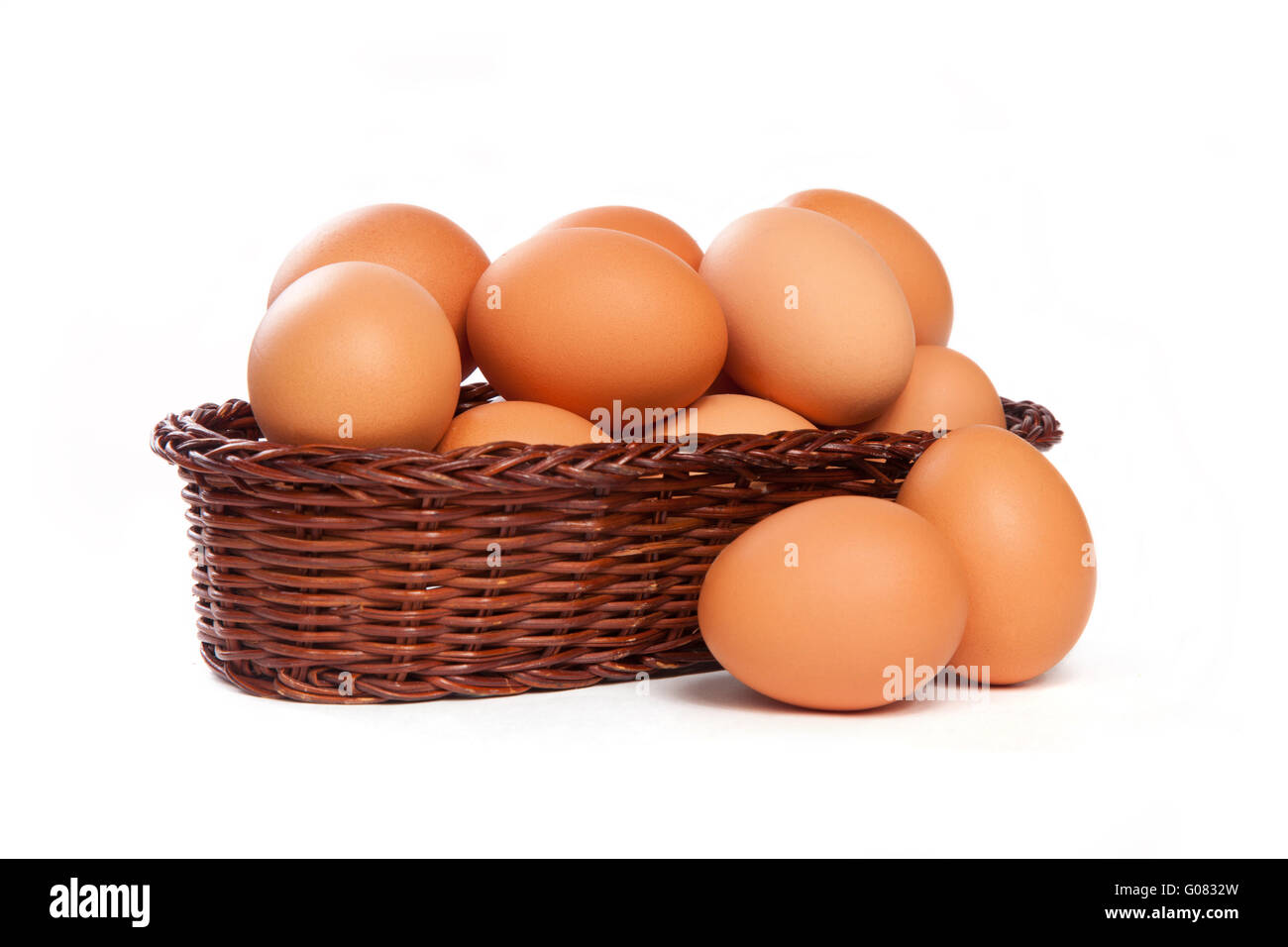 viele braunen Eiern im Korb auf weißem Hintergrund Stockfoto