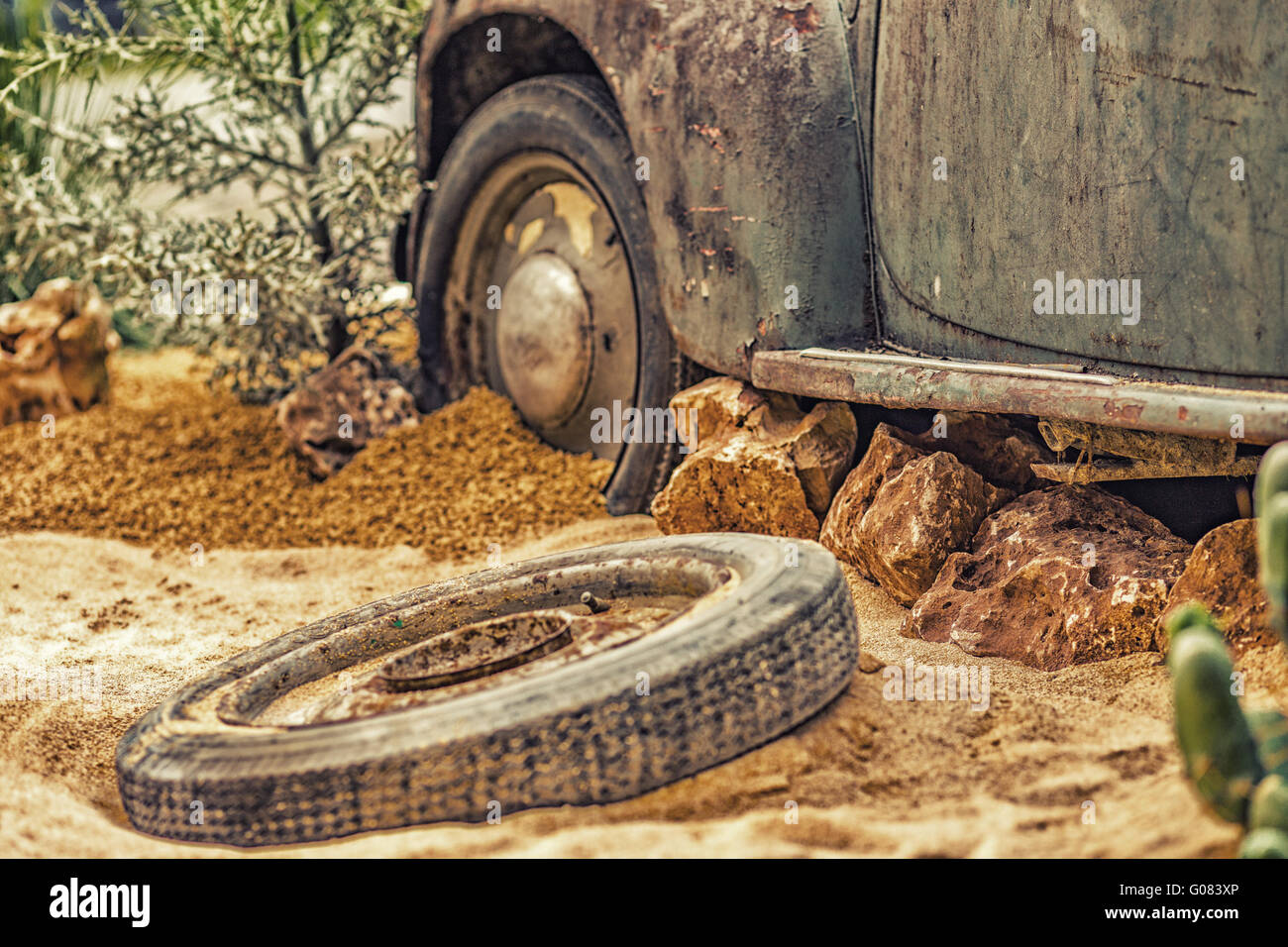 der Schrott italienische historische Autos in den sand Stockfoto