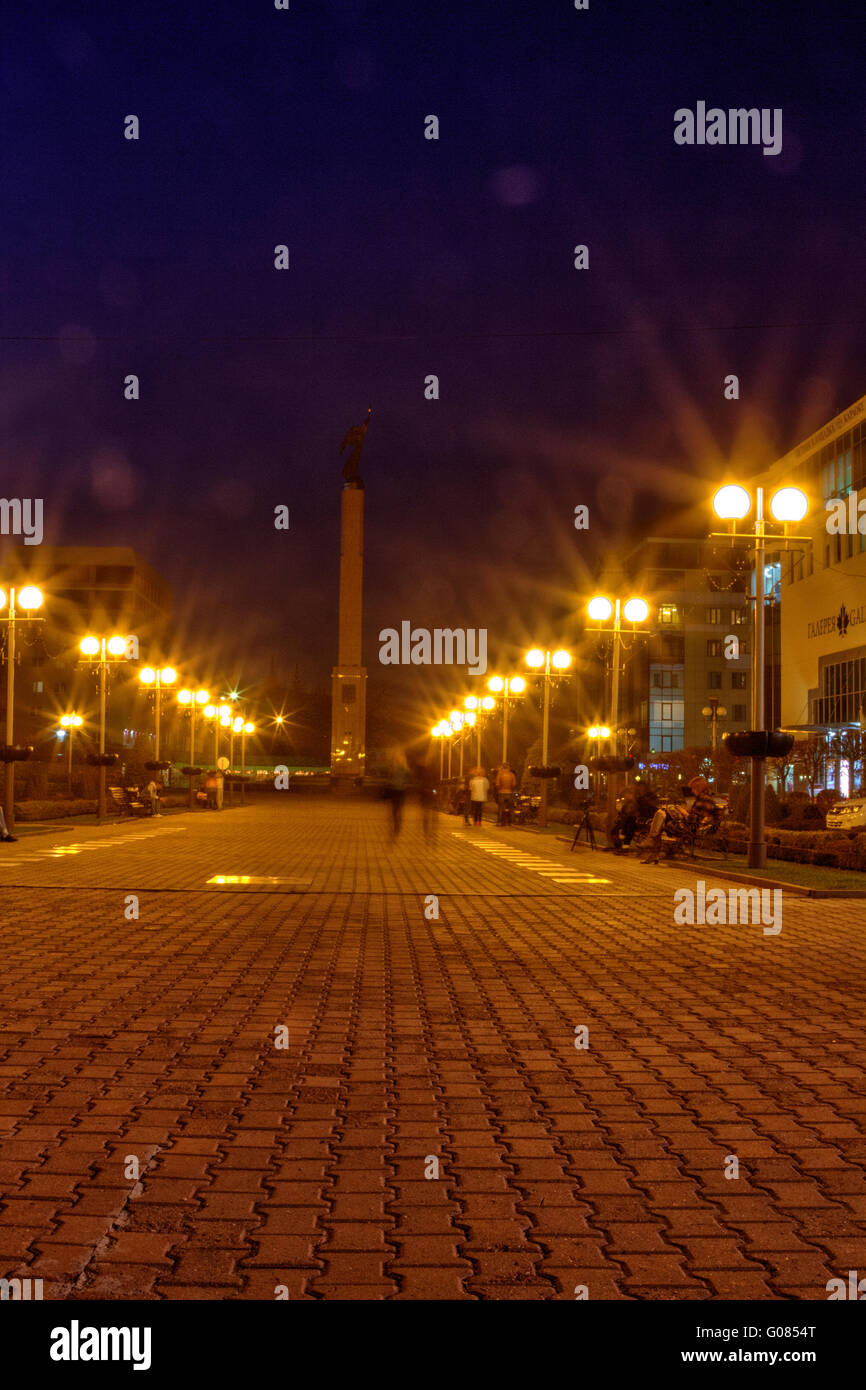 Engel-Denkmal Nacht Leninplatz in Stavropol, Russland Stockfoto