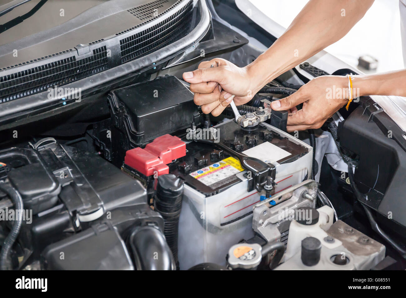 Mechaniker Ingenieur Befestigung Autobatterie in Garage (Tiefenschärfe  Stockfotografie - Alamy