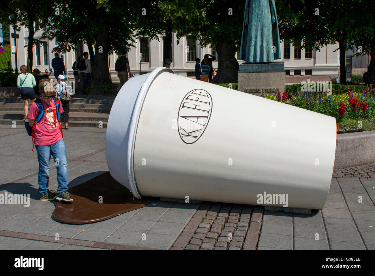 Norwegen, Oslo. Karl Johans Gate, Innenstadt Fußgängerzone. Moderne Skulptur, Riesen Kaffeetasse. Nur zur redaktionellen Verwendung. Stockfoto