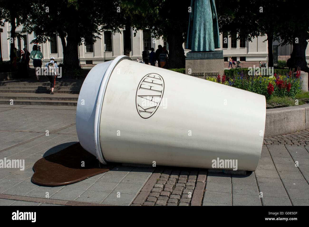 Norwegen, Oslo. Karl Johans Gate, Innenstadt Fußgängerzone. Moderne Skulptur, Riesen Kaffeetasse. Nur zur redaktionellen Verwendung. Stockfoto