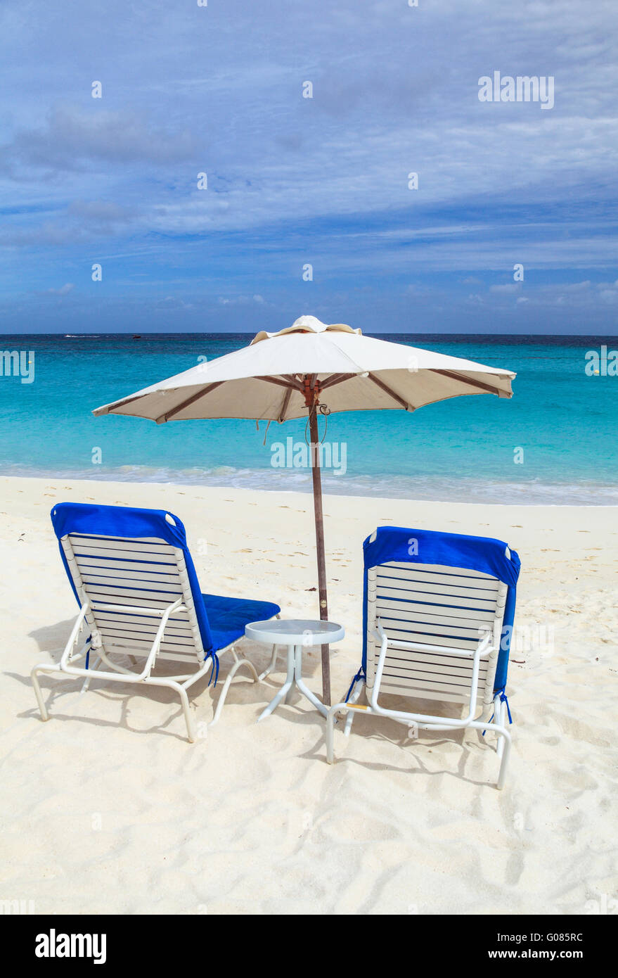 Liegestühle und Sonnenschirm am Shoal Bay auf Anguilla Stockfoto