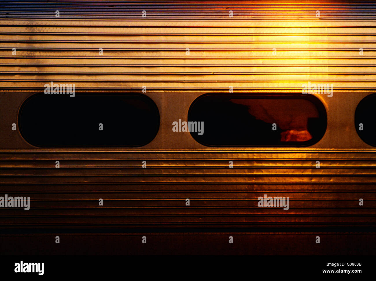 Untergehende Sonne spiegelt aus SEPTEN Pendler Zug Auto; Lansdale; Pennsylvania; USA Stockfoto