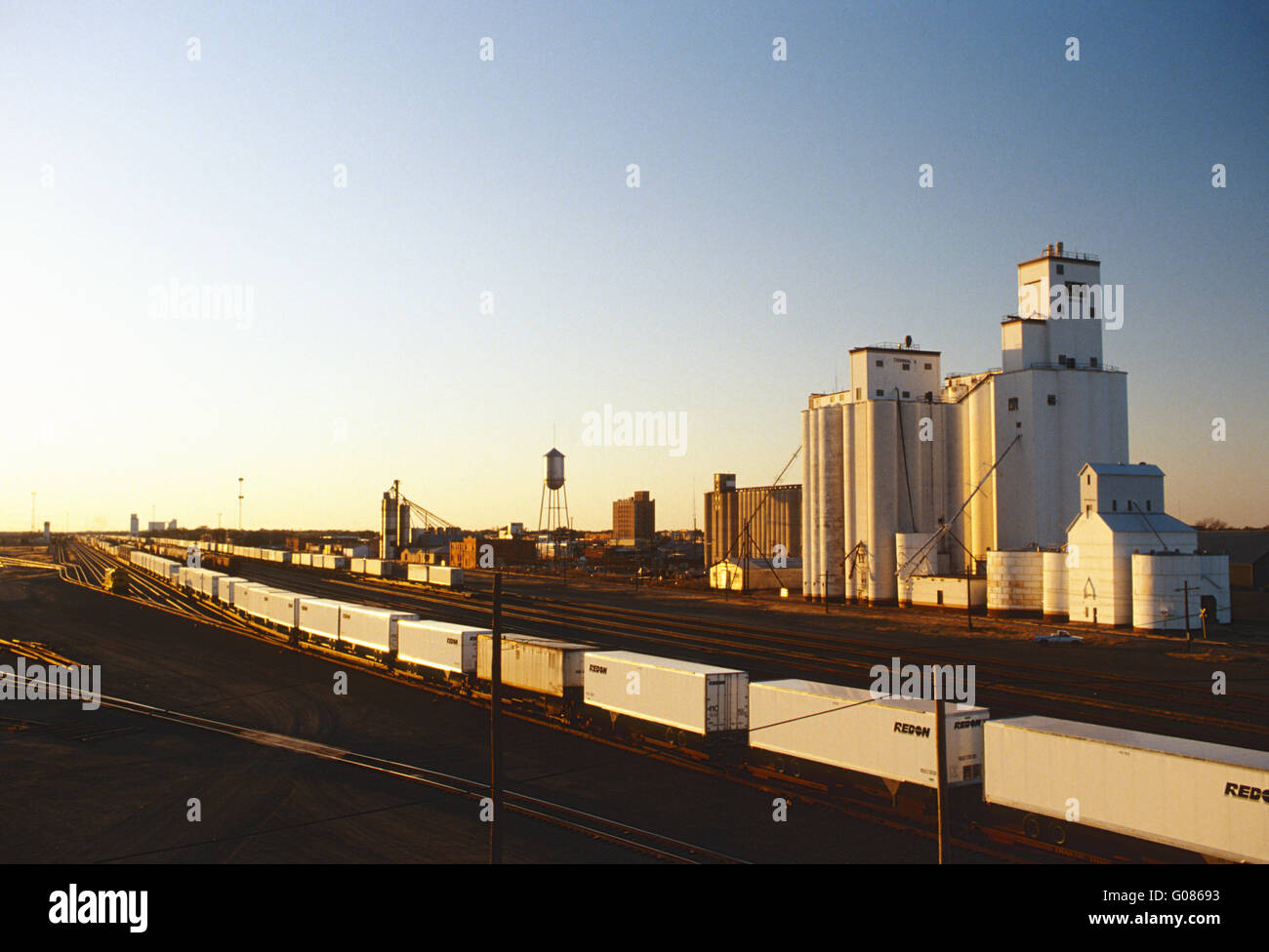 Große industrielle Rangierbahnhofs & Getreidesilos bei Sonnenuntergang; Clovis; New Mexiko; USA Stockfoto