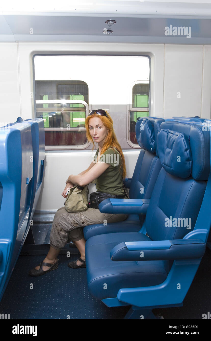 Personenzug mit junge Frau sitzt in th Stockfoto